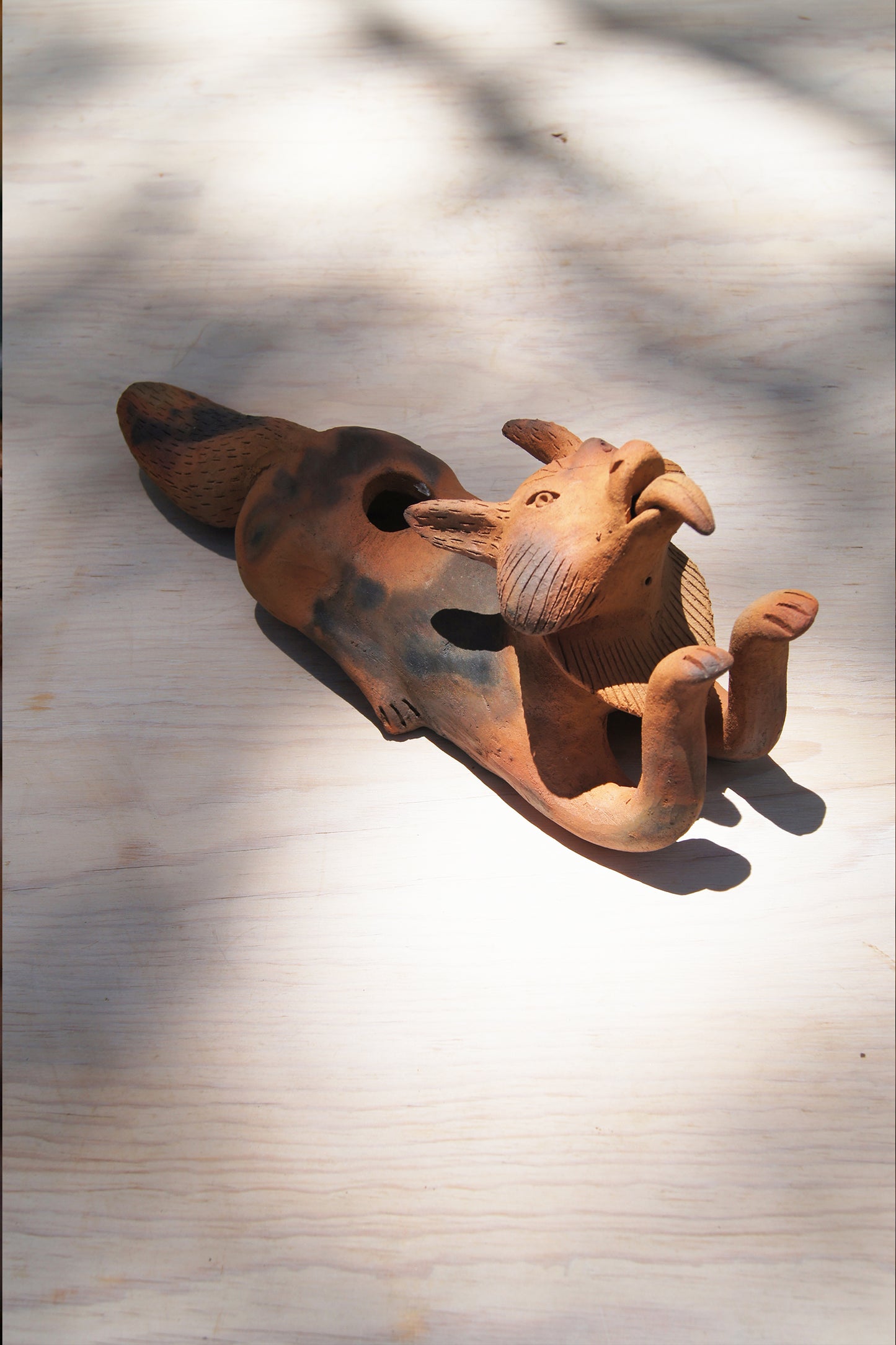 Mano de Tierra Candelabro “zorrito acostado”.