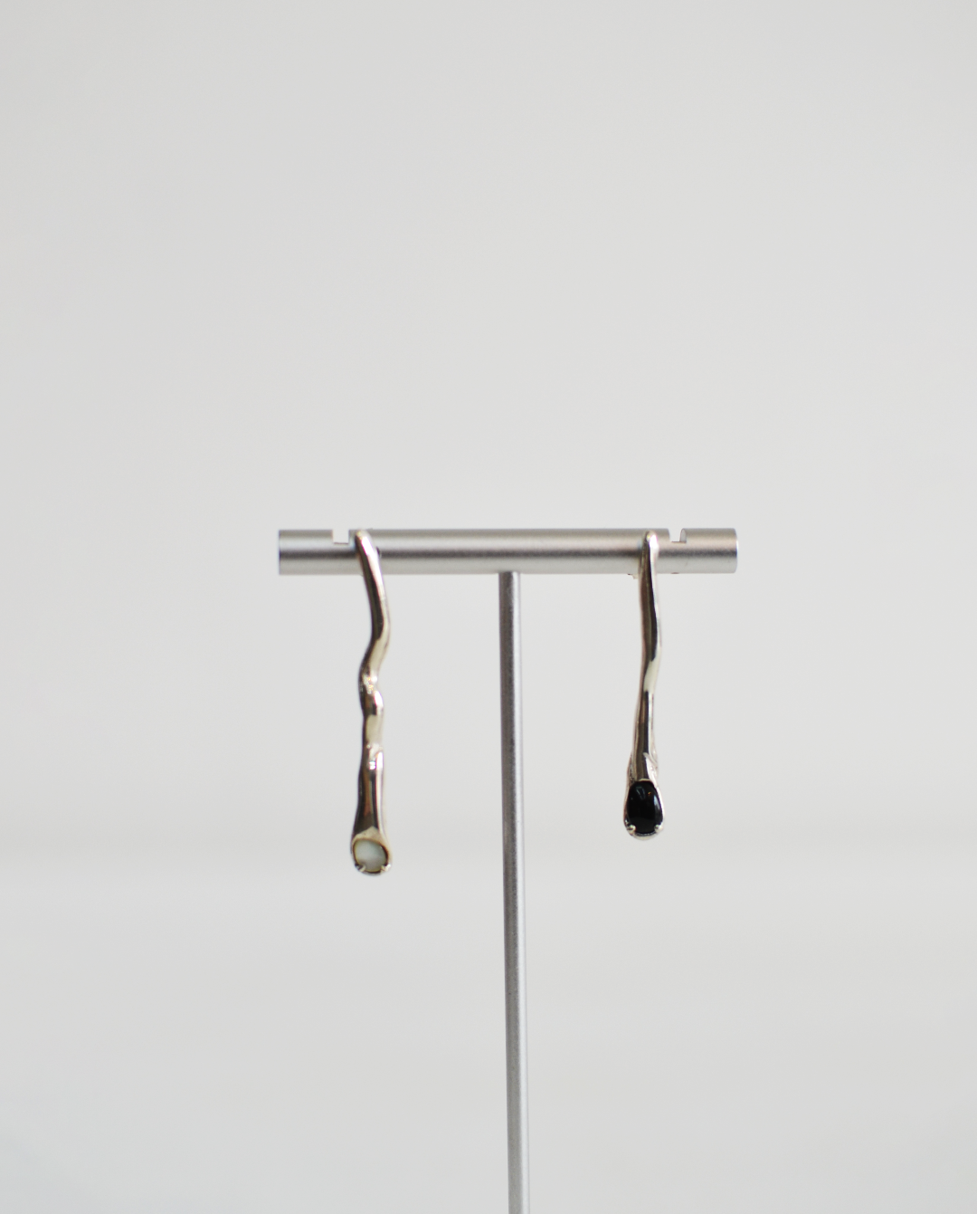 X Anagore Aretes Serpiente B/N