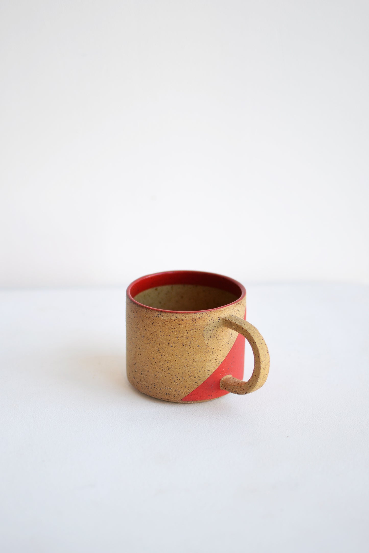 Lodazal - Taza triángulo rojo