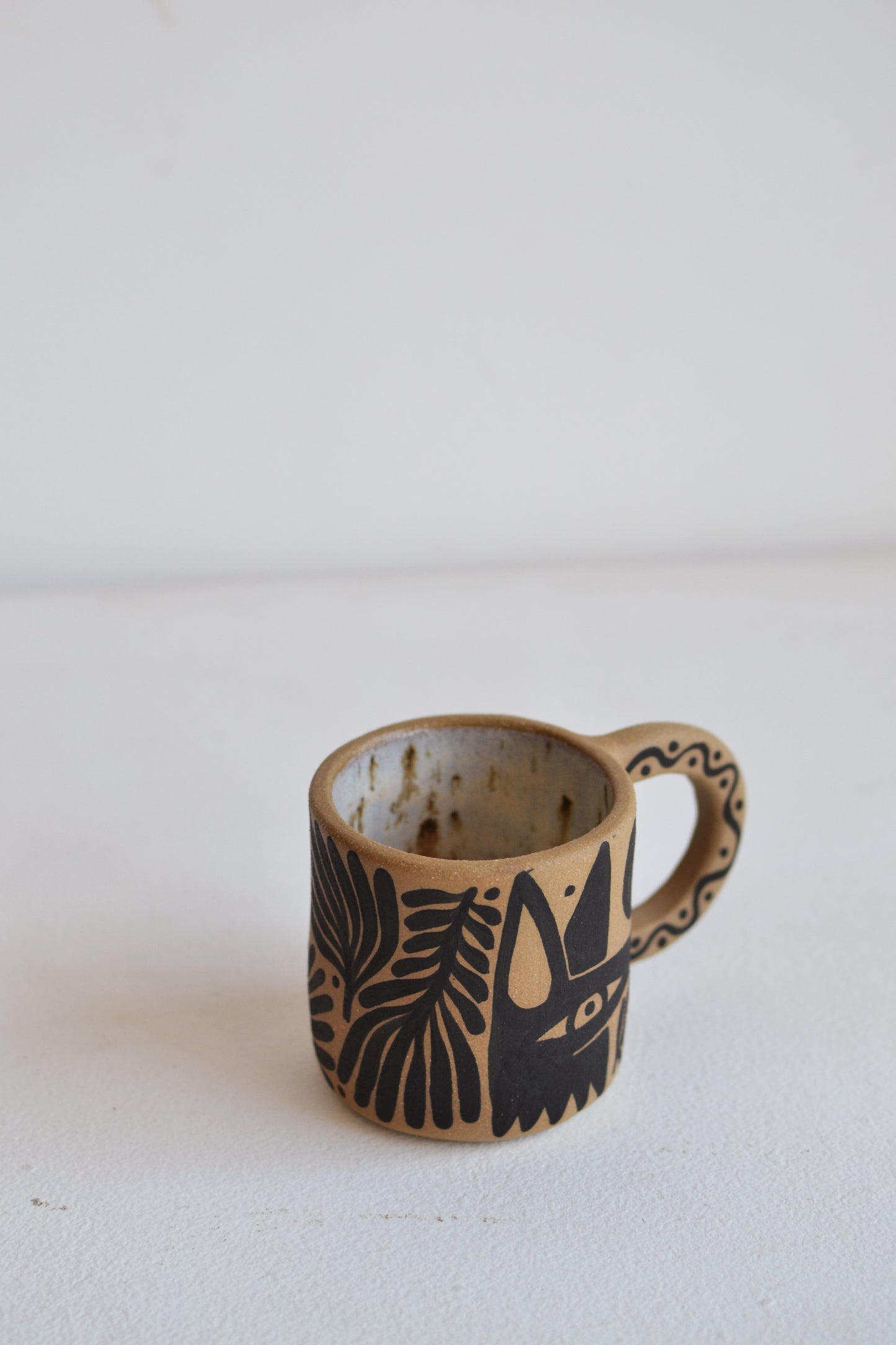 Perro y Arena Taza 6oz.