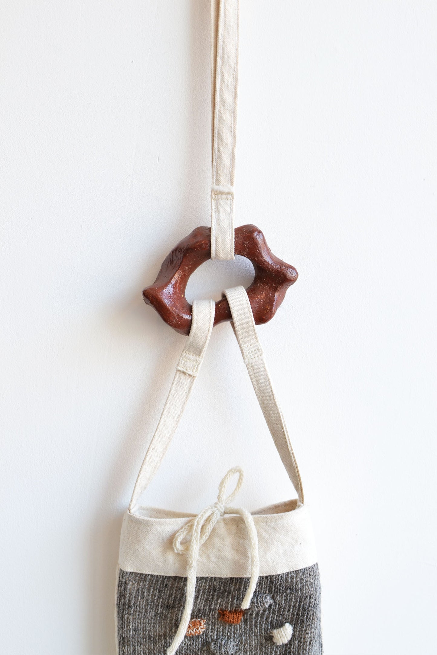 Irma Rosero Notas de tejido 01 - Bolso ´´Piedritas´´  Colaboracion en ceramica: Cassandra Ceron