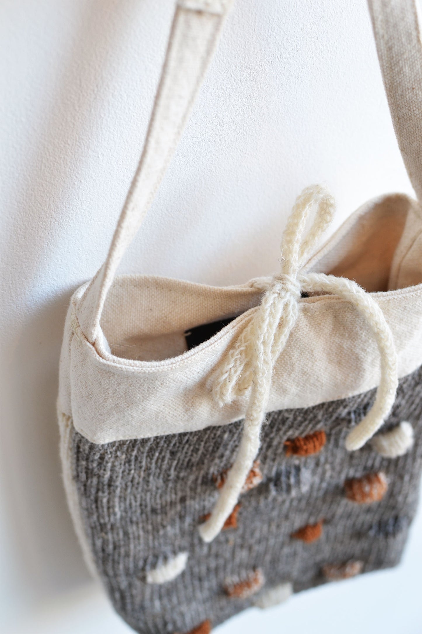 Irma Rosero Notas de tejido 01 - Bolso ´´Piedritas´´  Colaboracion en ceramica: Cassandra Ceron