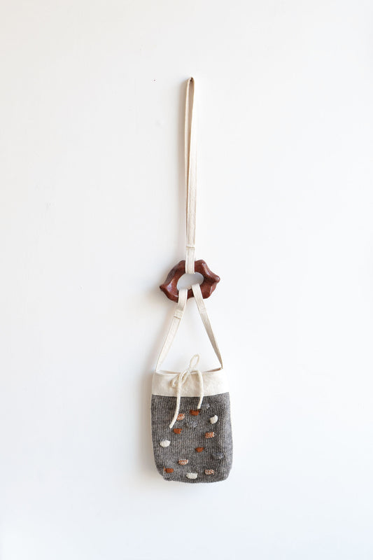 Irma Rosero Notas de tejido 01 - Bolso ´´Piedritas´´  Colaboracion en ceramica: Cassandra Ceron