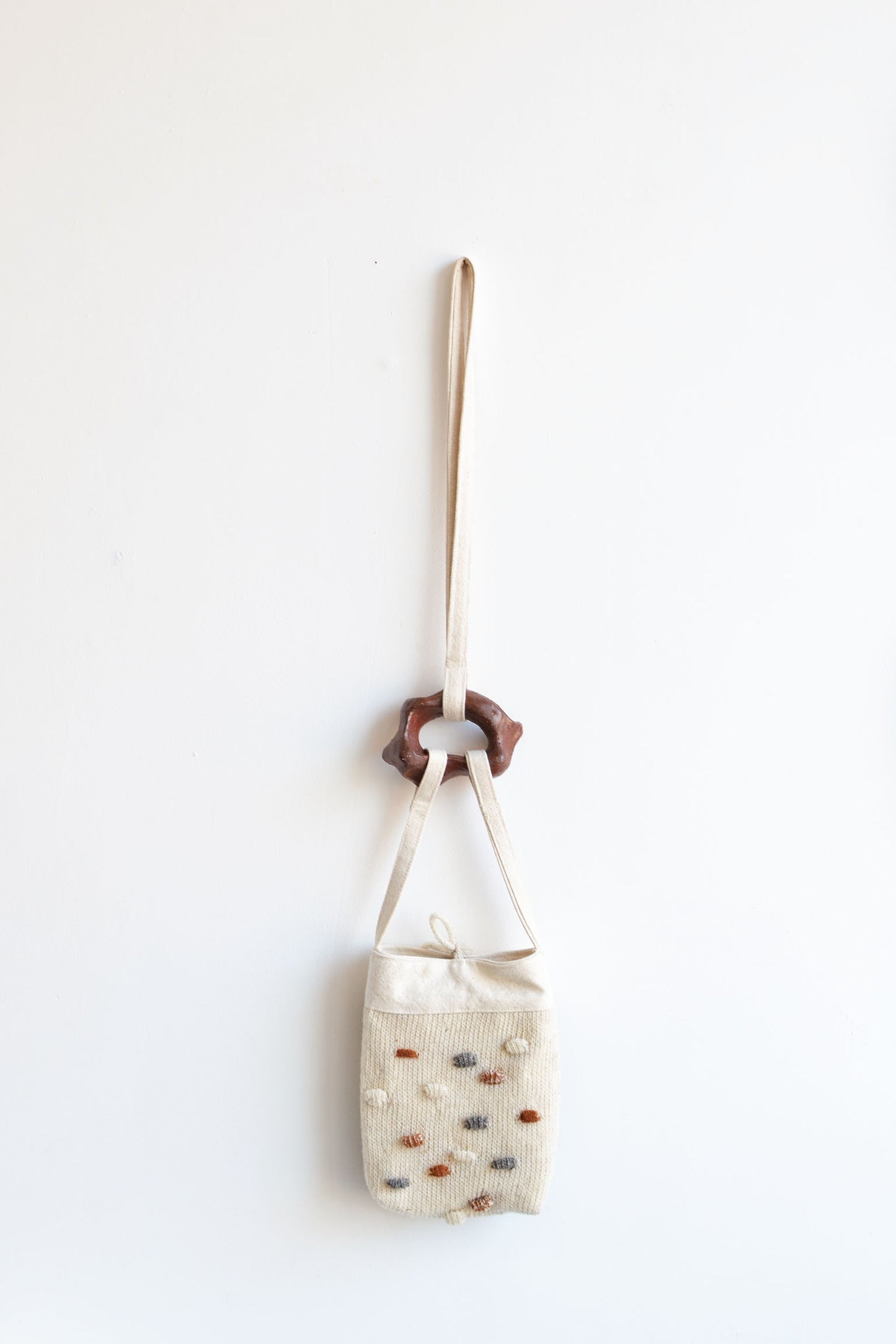 Irma Rosero Notas de tejido 01 - Bolso ´´Piedritas´´  Colaboracion en ceramica: Cassandra Ceron