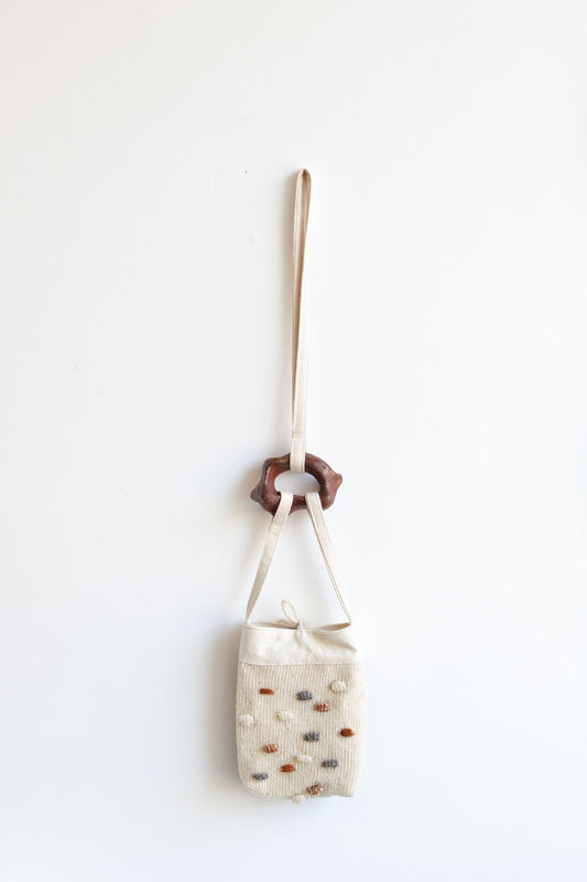 Irma Rosero Notas de tejido 01 - Bolso ´´Piedritas´´ Colaboracion en ceramica: Cassandra Ceron