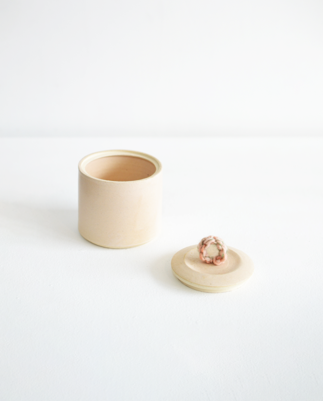 Giselle Riestra Contenedor Beige