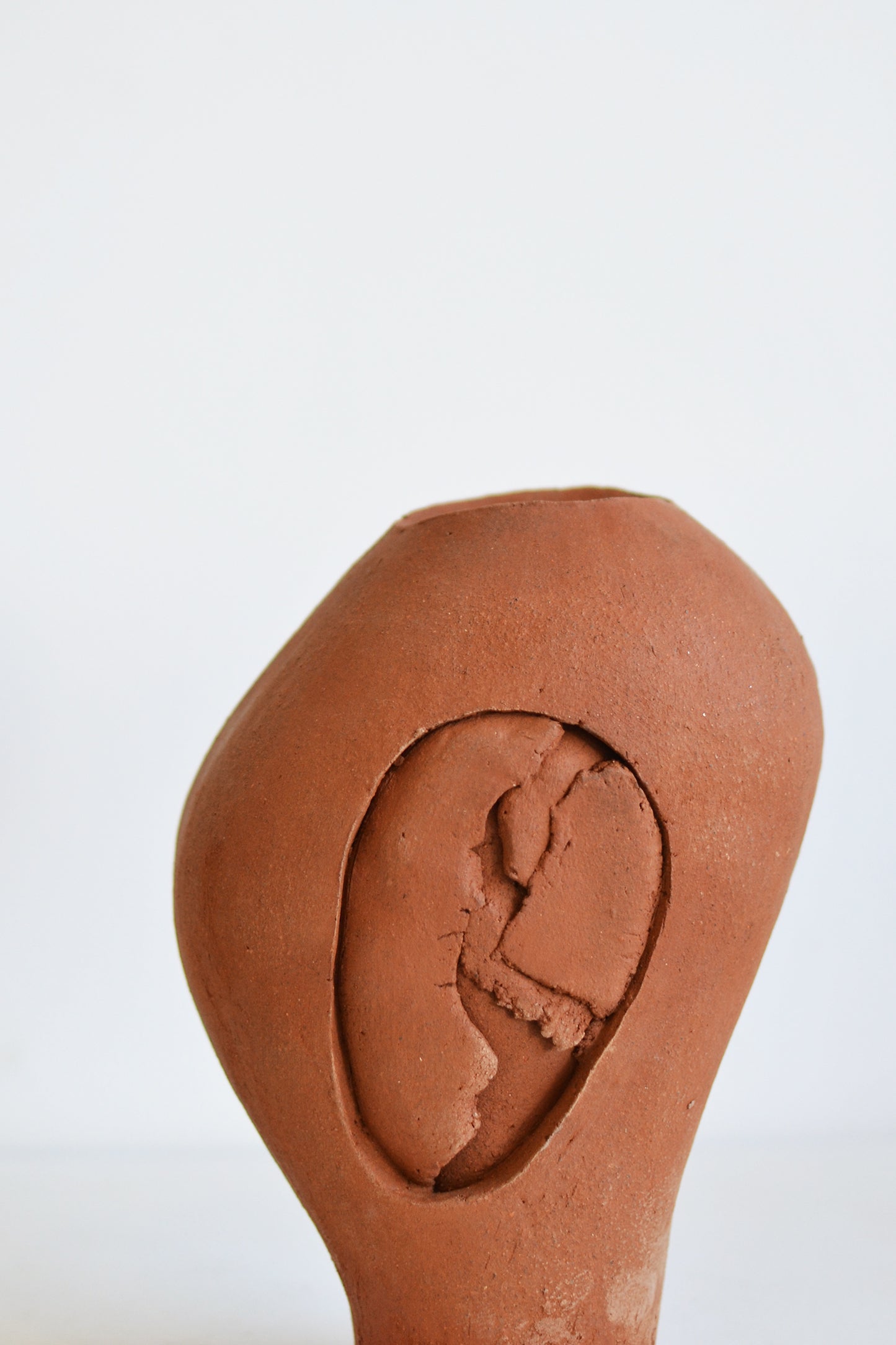 Laura Huerta "Entre manos y moldes" No.06