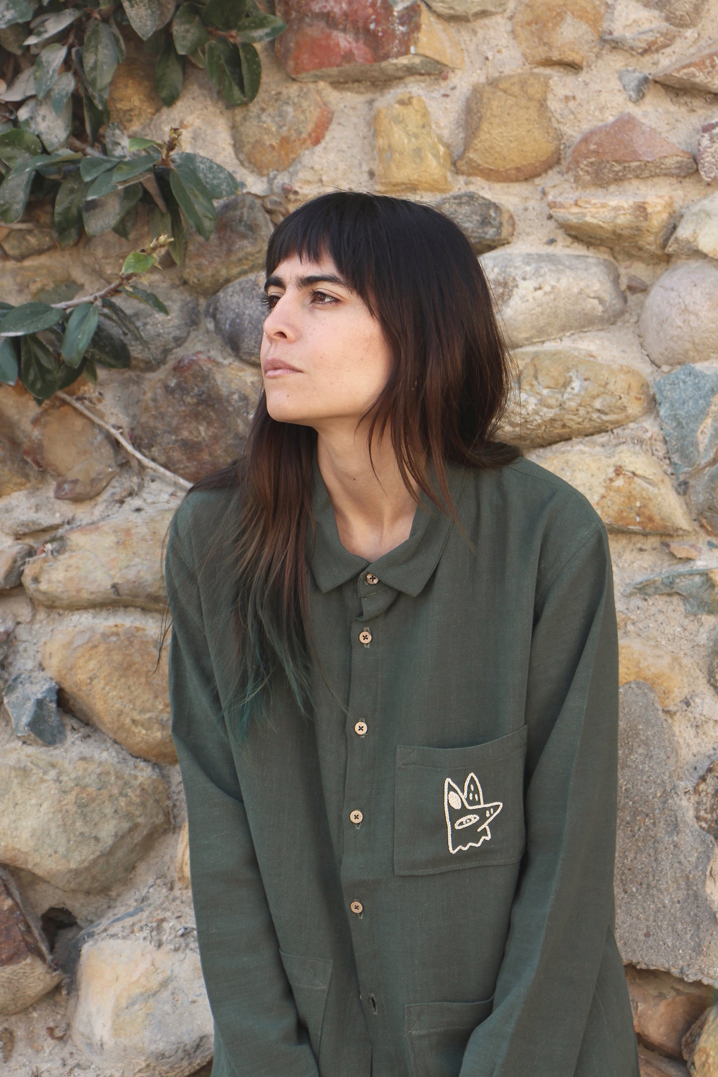 Perro y arena + Isa Guadalupe Camisa Coyote manga larga