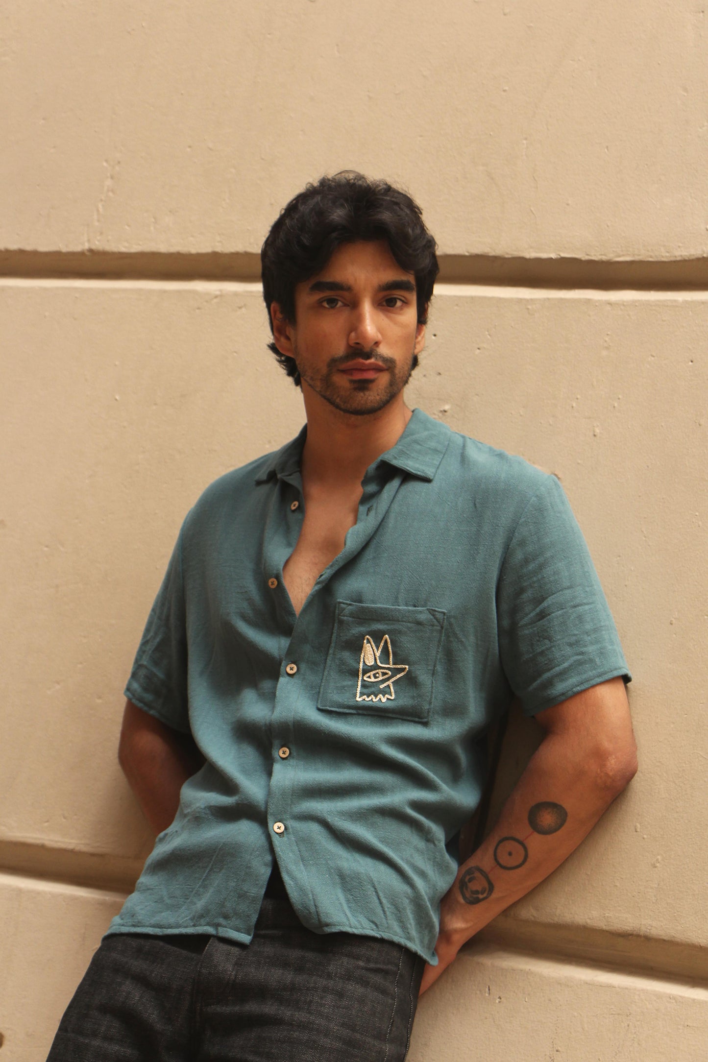 Perro y arena + Isa Guadalupe Camisa Coyote manga corta