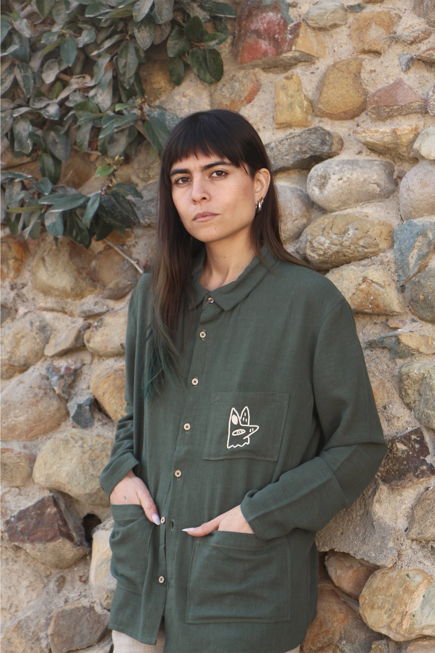 Perro y arena + Isa Guadalupe Camisa Coyote manga larga