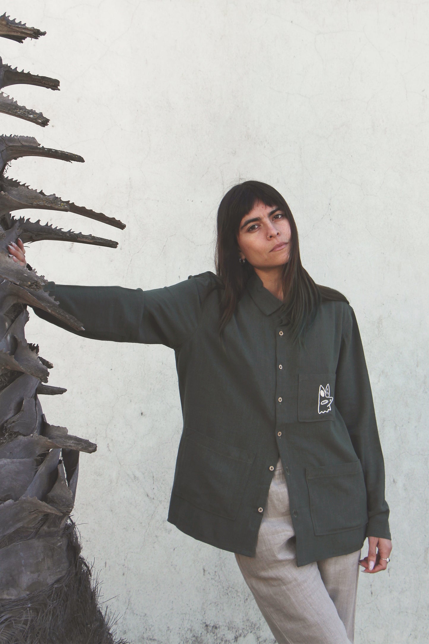 Perro y arena + Isa Guadalupe Camisa Coyote manga larga