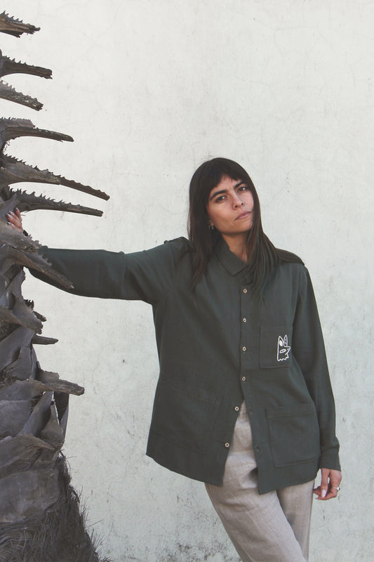 Perro y arena + Isa Guadalupe Camisa Coyote manga larga