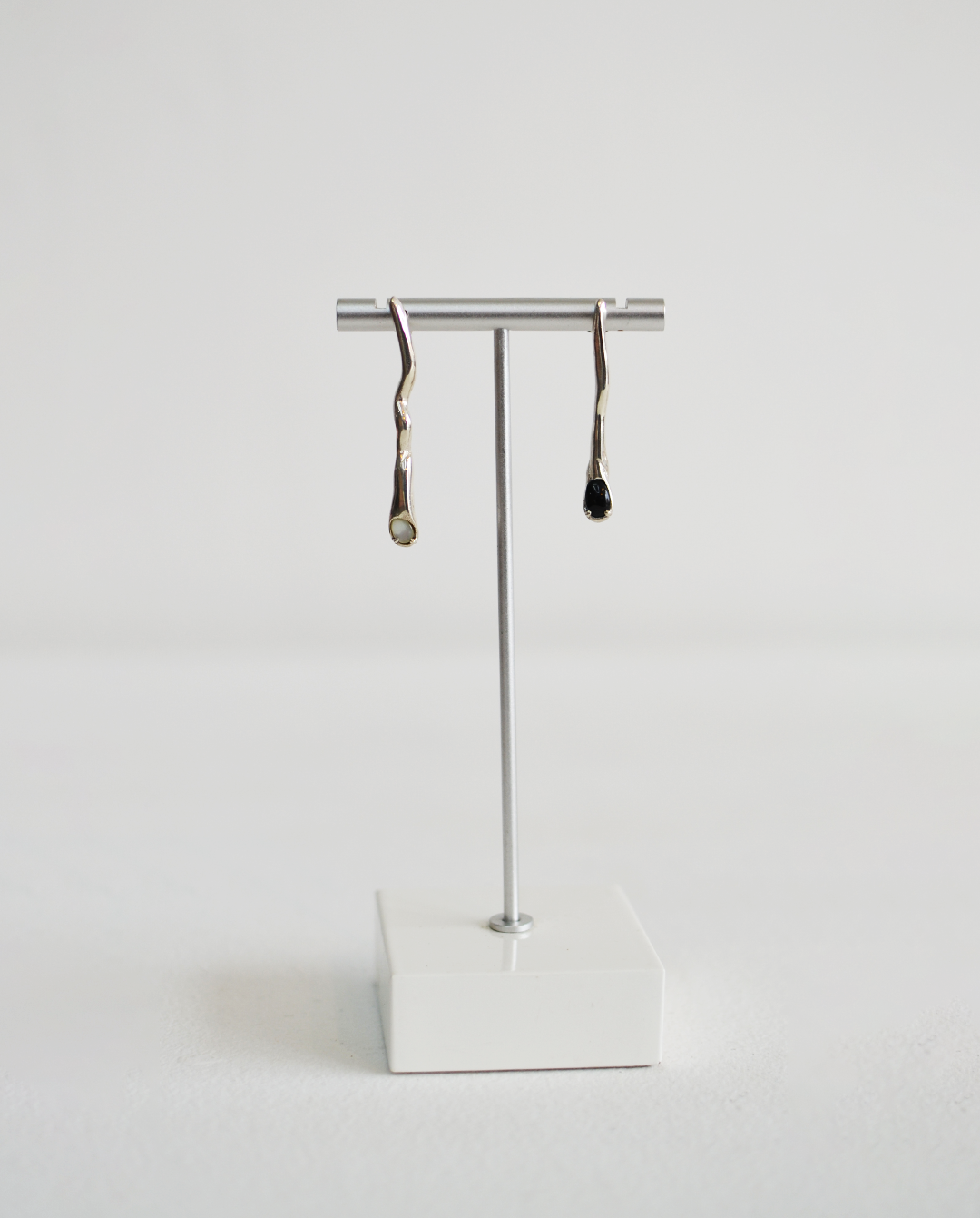 X Anagore Aretes Serpiente B/N