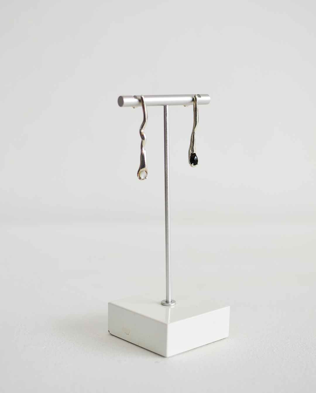 X Anagore Aretes Serpiente B/N