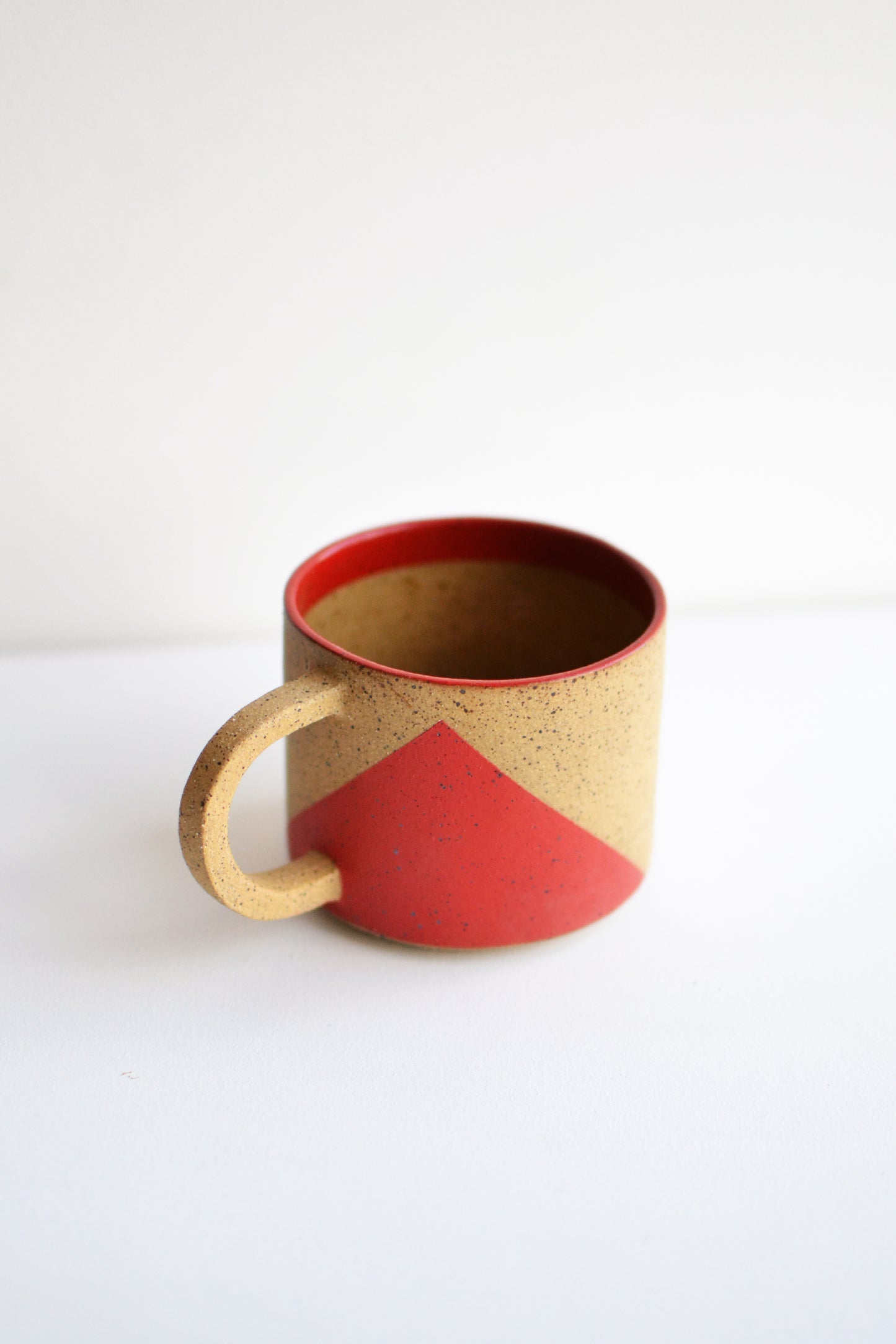 Lodazal - Taza triángulo rojo