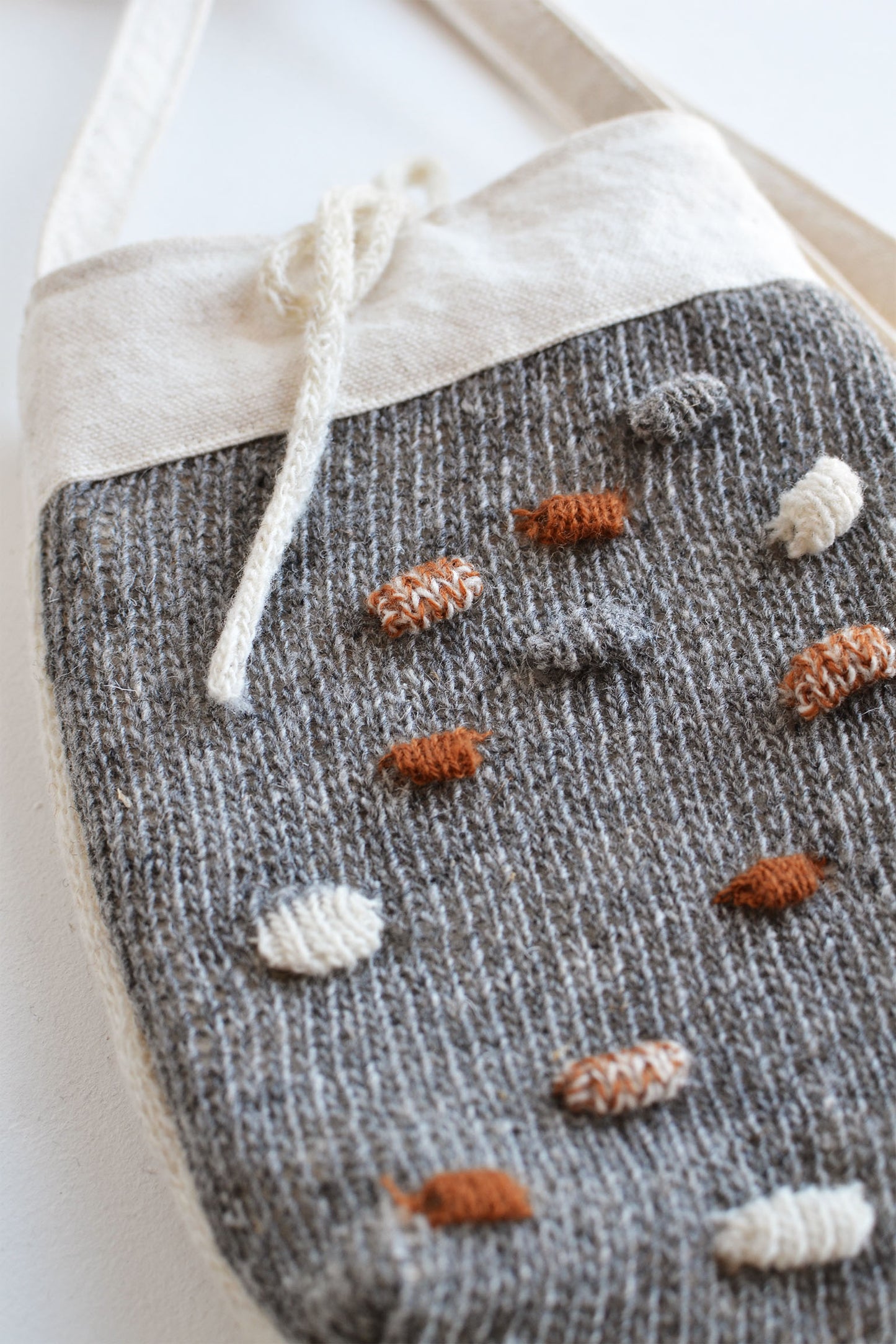 Irma Rosero Notas de tejido 01 - Bolso ´´Piedritas´´  Colaboracion en ceramica: Cassandra Ceron