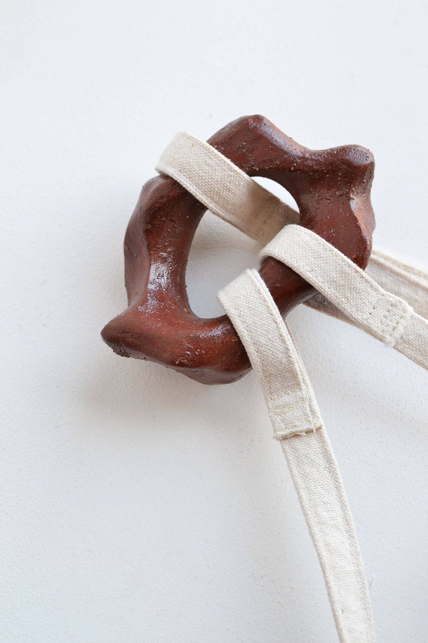 Irma Rosero Notas de tejido 01 - Bolso ´´Piedritas´´  Colaboracion en ceramica: Cassandra Ceron