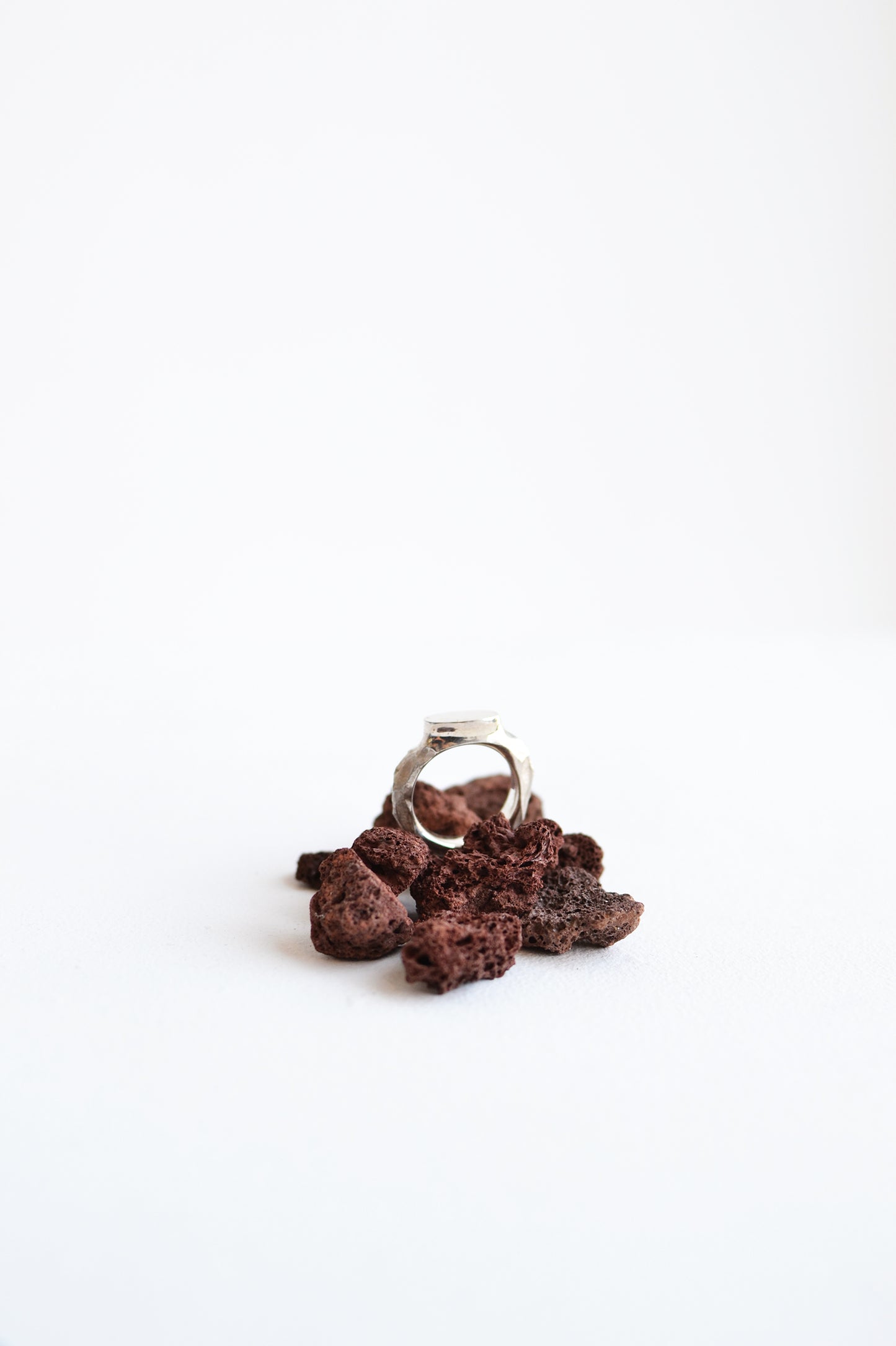 A Veces Hueso - Anillos signet frente oval largo.