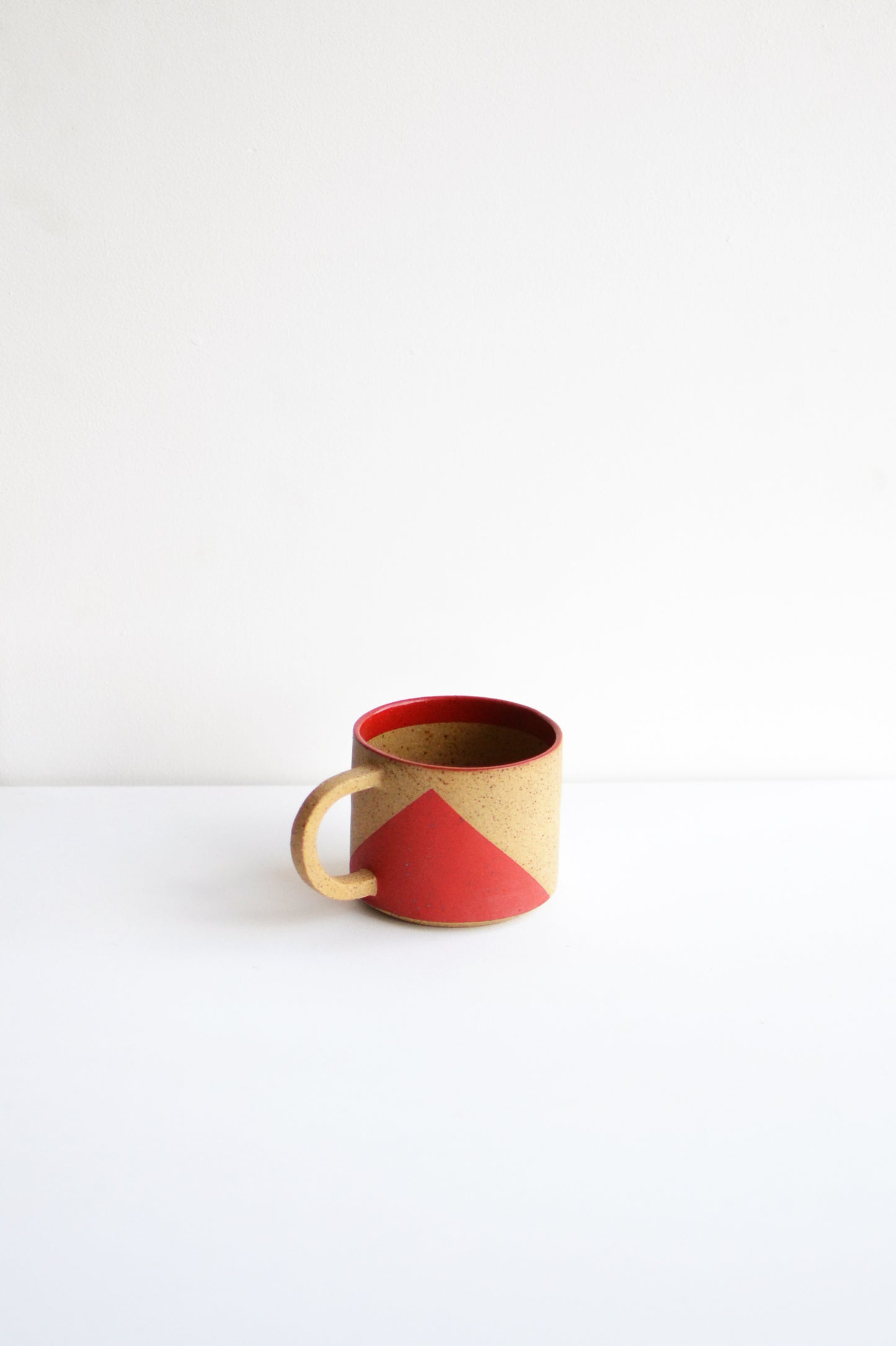 Lodazal - Taza triángulo rojo